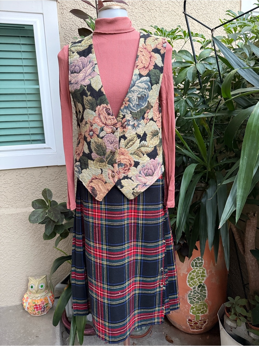 Vintage Classic Tartan Wool Wrap Skirt Pleated in the Back in Navy and Red Plaid - Picture 9 of 12